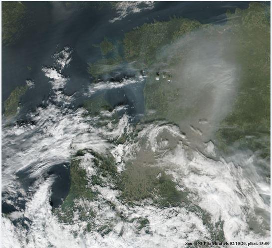 2020.gadā oktobrī tika reģistrēti daļiņu PM10 diennakts normatīva pārsniegšanas gadījumi, kas tika saistīti ar ugunsgrēkiem Krievijā un D Ukrainā (12.attēls). 12.attēls. Suomi NPP satelītattēls no 2.