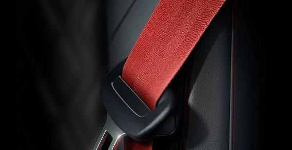 18 no 27 RS drošības jostu krāsas izvēle no Audi exclusive pamatkrāsu klāsta: Alabaster balta, Cognac brūna, Diamond