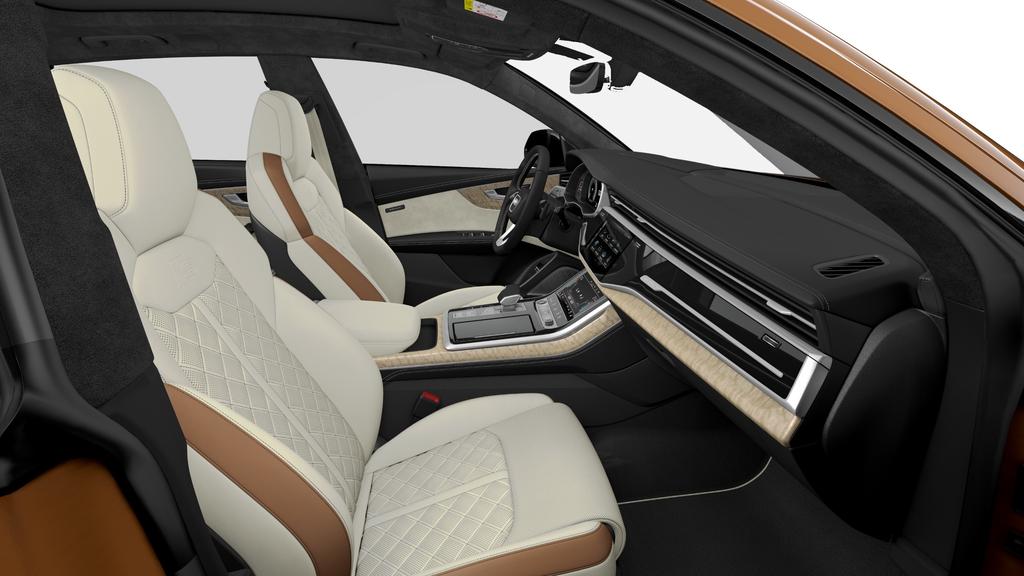 Audi exclusive ādas apšuvums un apdare (YZ1) ar Valcona ādas sēdekļiem Alabaster baltācognac brūnā krāsā ar melnām šuvēm un durvju apdares ieliktņi mikrošķiedras Dinamica Alabaster baltā krāsā.
