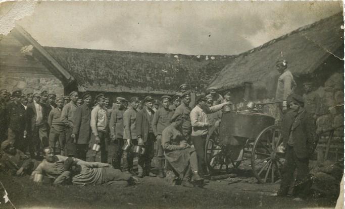 Attēlā pa kreisi: LKO kavalieru ierinda Lāčplēša dienas armijas parādē Rīgā, Esplanādē. Pirmajā rindā 1. no kreisās pulkvedis-leitnants, vēlākais LKOK biedrības priekšsēdētājs Jūlijs Ērglis, 2.