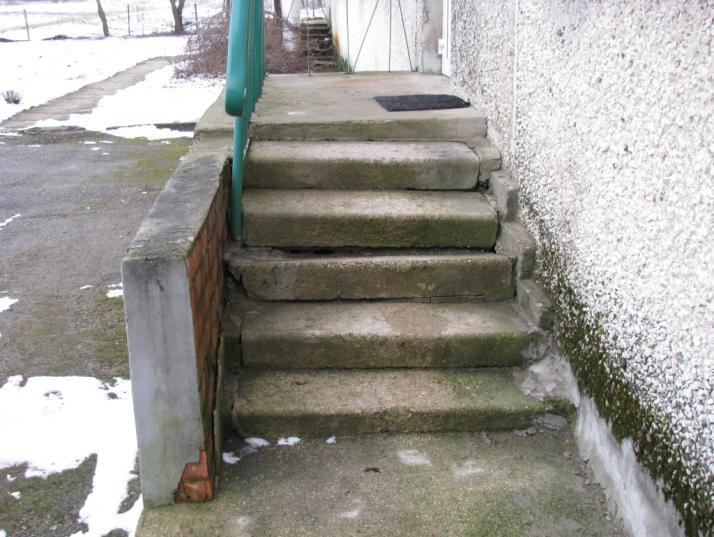 Iekšējās kāpnes un šo kāpņu margu elementi atrodas salīdzinoši labā astāvoklī.