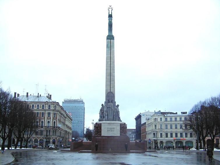 Latviešu tautas brīvības simbols - Brīvības piemineklis, uzcelts par tautas saziedotiem līdzekļiem un svinīgi atklāts 1935. gada 18. novembrī.