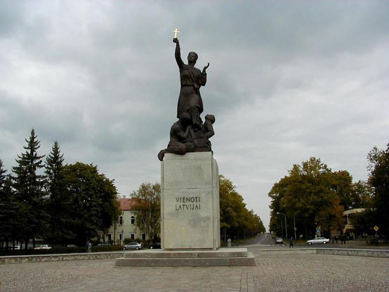 Piemineklis Vienoti Latvijai simbolizē Latgali, brīvības un vienotības idejas. Padomju okupācijas sākumā, 1940. gadā, pazuda krusts, bet drīz arī pats piemineklis.