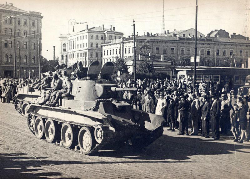 Latvija zaudē neatkarību pret Latvijas iedzīvotājiem sākas čekas sarkanais terors. Aptuveni 15,5 tūkstoši Latvijas iedzīvotāju tiek deportēti uz Sibīriju 1941. 1944.