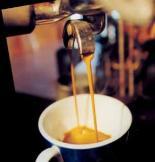 ESPRESSO KAFIJAS VĀRĪTĀJI Kafijas vārīšanas process sākas ar kafijas trauka - filtra piepildīšanu ar malto kafiju, pie tam rūpīgi jāseko, lai uz tā malām nepaliktu maltās kafijas graudiņi.