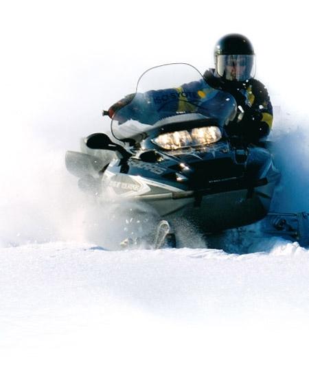 Adrenalīna safari ar sniegamotociklu sākums 14:30 Šis adrenalīna brauciens ir domāts tiem, kas vēlas pārbaudīt, cika tad ātri ir iespējam pabraukt ar sniega motociklu.
