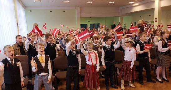 Skolas direktore Olga Dukšinska apsveica skolas pedagogus, skolēnus un svētku viesus šajos nozīmīgajos valstij un ikvienam no