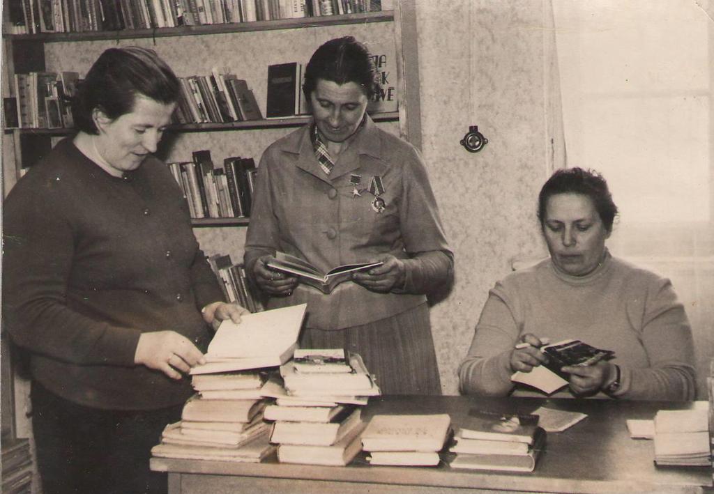 Pagājušā gadsimta 60.-70. gados bibliotēku apmeklē daudzi aktīvi ciema iedzīvotāji.