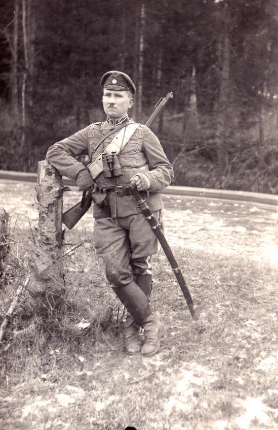 Kurzemes atsevišķā eskadrona seržants Kārlis Rebiņš. Apbruņojums 1908. gada parauga vācu karabīne Kar.98 un krievu 1881. gada parauga dragūnu zobens šaška 1919. gada novembris.