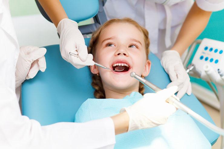 Lai cik nepatīkami būtu to dzirdēt, tieši vecāki ir atbildīgi par to, ka bērniem bojājas zobi. PROFILAKSE. Bērns pirmo reizi pie zobārsta jāatved 1,5 gadu vecumā.