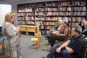 Dienas centra Ābeļzieds apmeklētājiem tika piedāvāti regulāri bibliotēkas jaunieguvumu apskati, kā arī tikšanās ar sabiedrībā pazīstamiem cilvēkiem - aktrisi Baibu Indriksoni, grupas Eolika solistiem