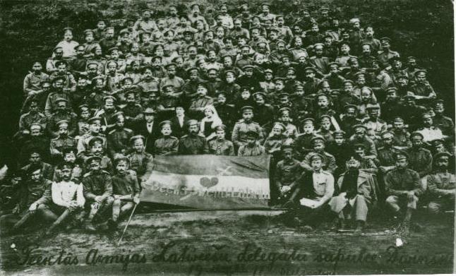 3 Foto: Latviešu delegātu sapulce V Armijas kongresā Daugavpilī 1917. 17.- 25.