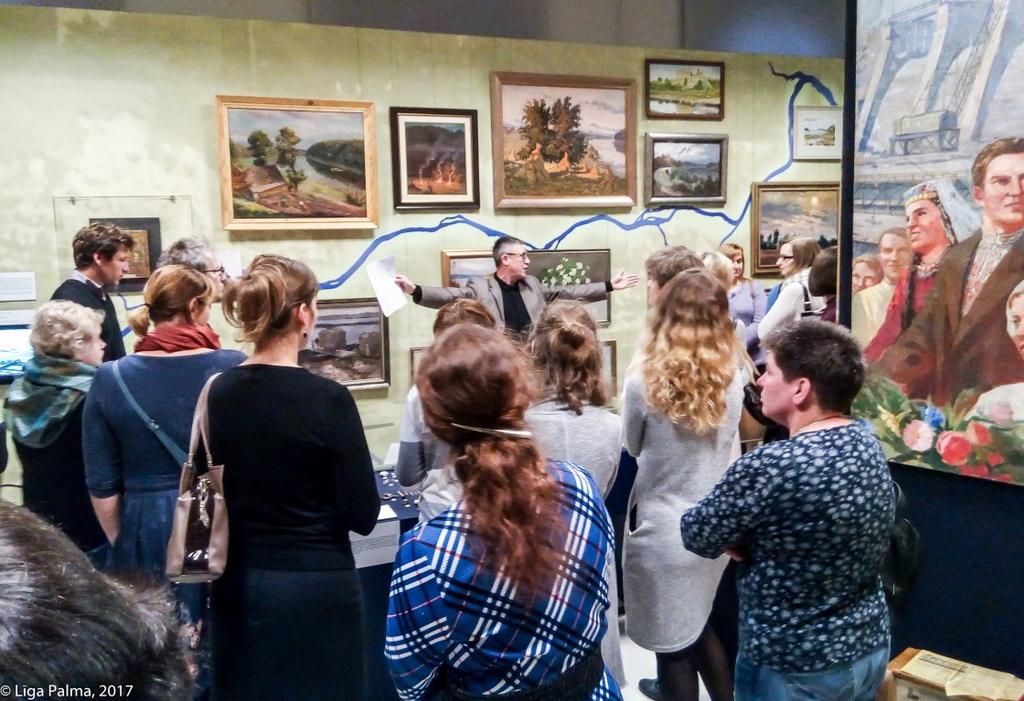 oktobrī muzeja apmeklētāju lomās iejutās paši muzeja darbinieki Dainis Īvāns un Aleksandrs Mirlins stāstīja kolēģiem par nesen atvērtās izstādes tapšanu un unikālajiem eksponātiem.