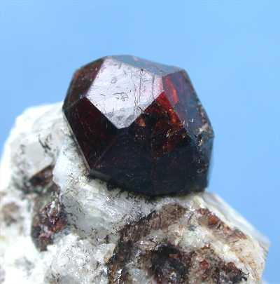 Granāts Granāti ir ļoti plaša minerālu grupa ar vairāk kā 20 atšķirīgiem minerāliem. No tiem kādas īpašas spējas tiek piedēvētas almandīnam.