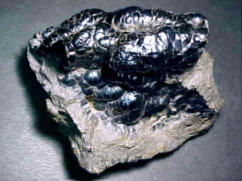 Hematīts Dzelzs minerāls, tas arī tika nosaukts kā asins sarkans (pēc raksturīgās svītras krāsas). Tiek pieņemts, kas tas: Regulē asinsriti. Nomierina.