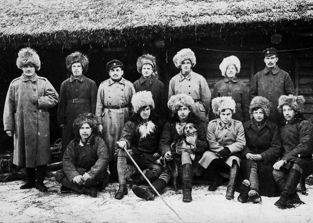 74 kapeļevieši, t.i., Austrumu frontes galvenā komandiera V. Kapeļa karaspēks, kas 1920. gada sākumā veica lielo Sibīrijas ledus gājienu. 1921. gada septembrī, kad G.