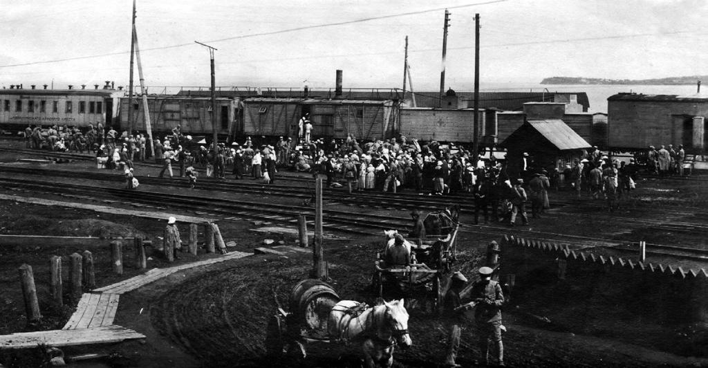 Latvieši Tālajos Austrumos un atgriešanās dzimtenē 75 Dzelzceļa stacija Tālajos Austrumos Troickas pulka štāba tulka Jāņa Īvāna (1898 1942) fotogrāfijas no J.