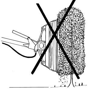 Ņemiet vērā, ka pastāv šķembu (piemēram, akmeņu, koka gabalu u. tml.) lidošanas risks.