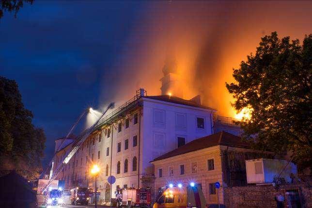 hronika Ugunsgrēks Rīgas pilī 20. jūnija vakarā Rīgas pilī izcēlās paaugstinātas bīstamības ugunsgrēks. Pils jumts priekšpils daļā bija liesmās un dūmu mutuļos.
