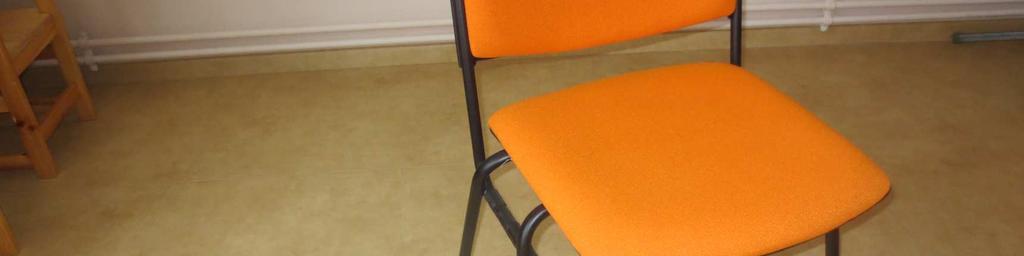 daĝa Krēsli un drēbju pakaramie, metāla galds MēbeĜu apraksts Audums brūni bēšs, karkass