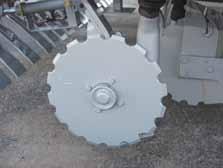 Liela diametra mēslojuma iestrādes diski ar s-veida atsperi palīdz lemesim iedziļināties arī smagākā augsnē.