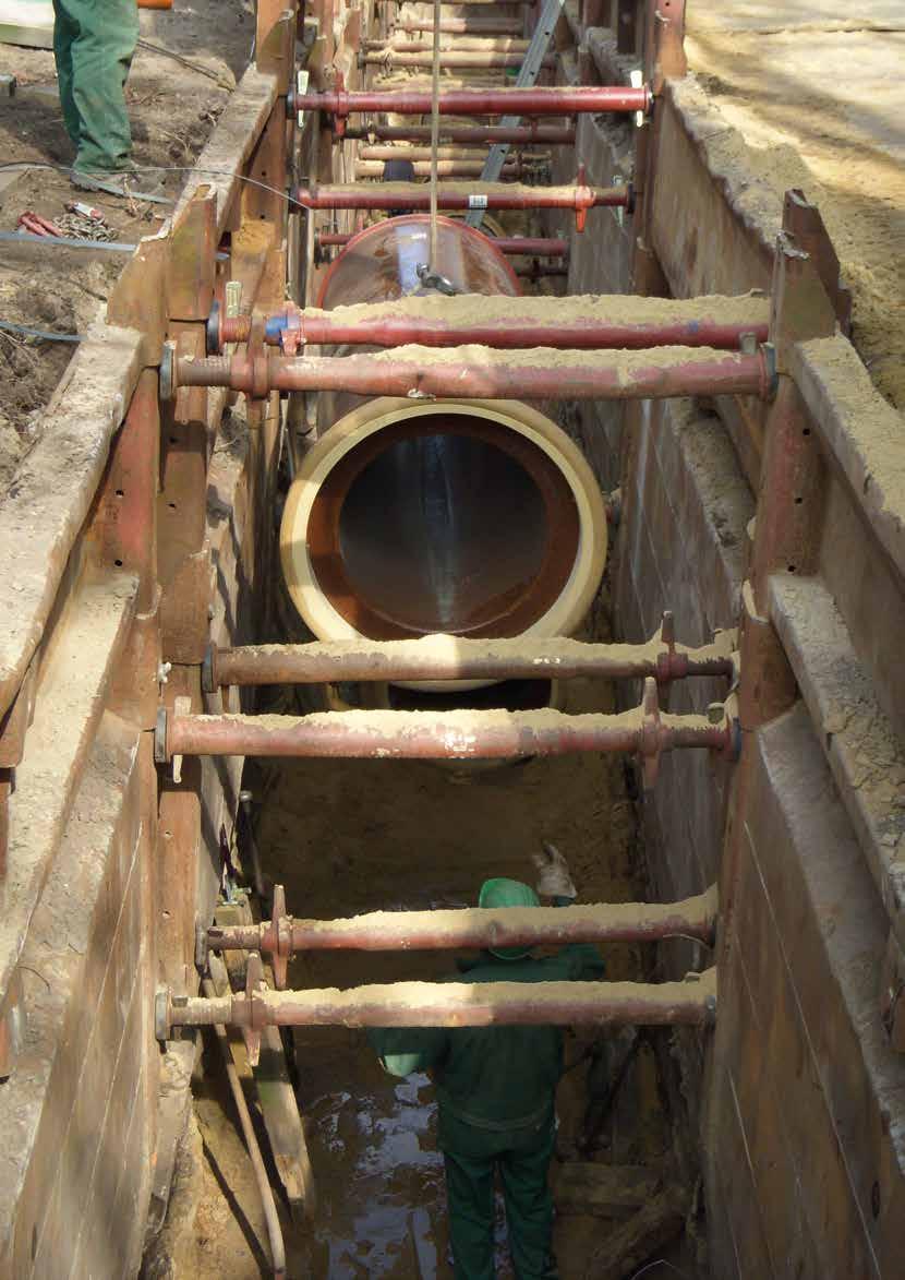 UZMAVAS IEBŪVĒŠANA Iebūvēšanas instrukcija pēc EN 295 un ZP WN 295. Kanalizācijas cauruļu un sistēmas iebūvēšanu Eiropā regulē EN 1610 Kanalizācijas cauruļu un kanālu ielikšana un pārbaude.