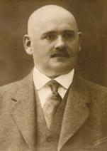 Antons Benjamiņš (1860-1939). Bērnību pavadījis Bānūžu muižā, kur viņa tēvs bijis vagars. Beidzis pagasta skolu, Smiltenes draudzes skolu.