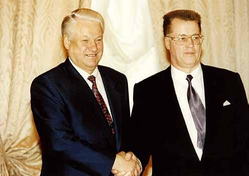 Attēlā (no kreisās) Latvijas premjerministrs Valdis Birkavs, Valsts prezidents Guntis Ulmanis un Krievijas