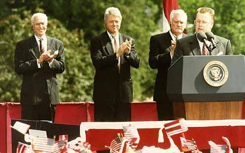 Attēlā (no kreisās) Igaunijas prezidents Lennarts Meri, ASV prezidents Bils Klintons, Lietuvas prezidents Aļģirds Brazausks Foto: AFI 4.