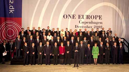 Latvijas valsts garais ceļš, iekļaujoties Eiropas un transatlantiskajā apritē 153 2. attēls. Pēc ES iestāšanās sarunu noslēguma Kopenhāgenas Eiropadomes sanāksmē 2002. gada 13. decembrī.
