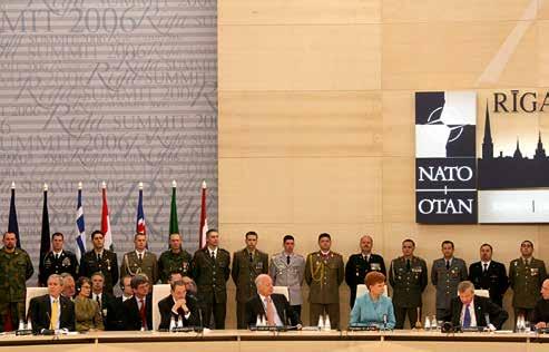 Latvijas valsts garais ceļš, iekļaujoties Eiropas un transatlantiskajā apritē 159 5. attēls. NATO valstu un valdību vadītāju sanāksmē Prāgā 2002.