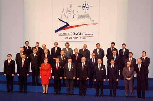 Attēlā (pirmajā rindā trešā no kreisās) Valsts prezidente Vaira Vīķe-Freiberga, viņai blakus Igaunijas premjerministrs Sīms Kallass (otrais no