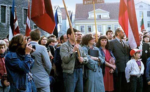 166 SANDRA KALNIETE 1. attēls. 1989. gada 13. 14. maijā Tallinā uz Baltijas asambleju sapulcējās Latvijas Tautas frontes, Igaunijas Rahvarinne un Lietuvas Sajudis delegāti.