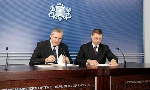 Ministru prezidents Valdis Dombrovskis (no labās) un Latvijas Pašvaldību savienības priekšsēdētājs Andris Jaunsleinis 2009. gada 27.