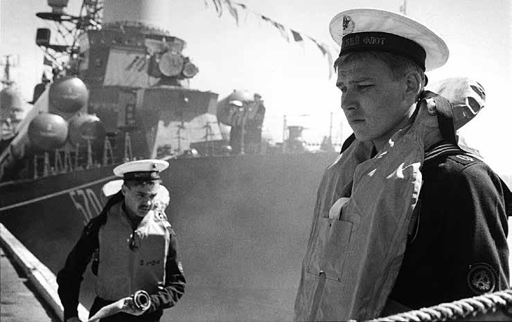 54 VALDIS BIRKAVS 2., 3. attēls. Krievijas kara flote atstāj Liepājas ostu. Liepāja, 1994. gada jūnijs Foto: Ilmārs Znotiņš Skrundas kara pilsētiņas virzienā.