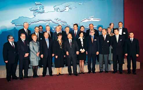 72 VALDIS BIRKAVS 5. attēls. ES paplašināšanās procesa oficiālā atklāšana ar 11 kandidātvalstīm. Brisele, 1998. gada 31.