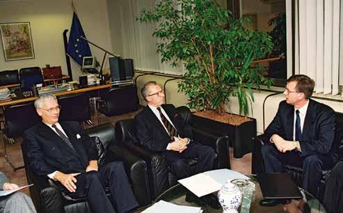 Žaku Deloru un ES ārējo politisko attiecību un par ES paplašināšanās sarunām atbildīgo komisāru Hansu van den Bruku. Brisele, 1993. gada 14. oktobris Foto: Eiropas Komisija 2. attēls.