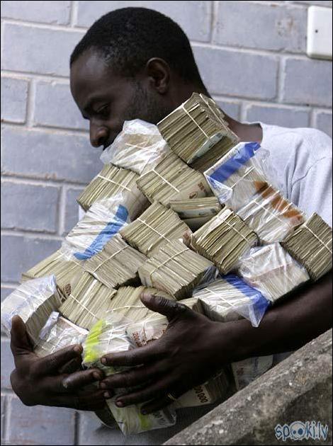 Inflācija Zimbabvē 2008.gadā sasniedza 2.2 miljonus %. Cilvēks dodas uz supermārketu.