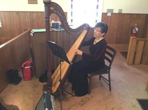 Sleeth). Vijoles sōlo Finale from Concreto in g minor, Op. 26 (Max Bruch) spēlēja Aija Tighe. Harpistes daudzās svētku melodijas īpaši ieveda klausītājus vēl ziemassvētku noskaņā.