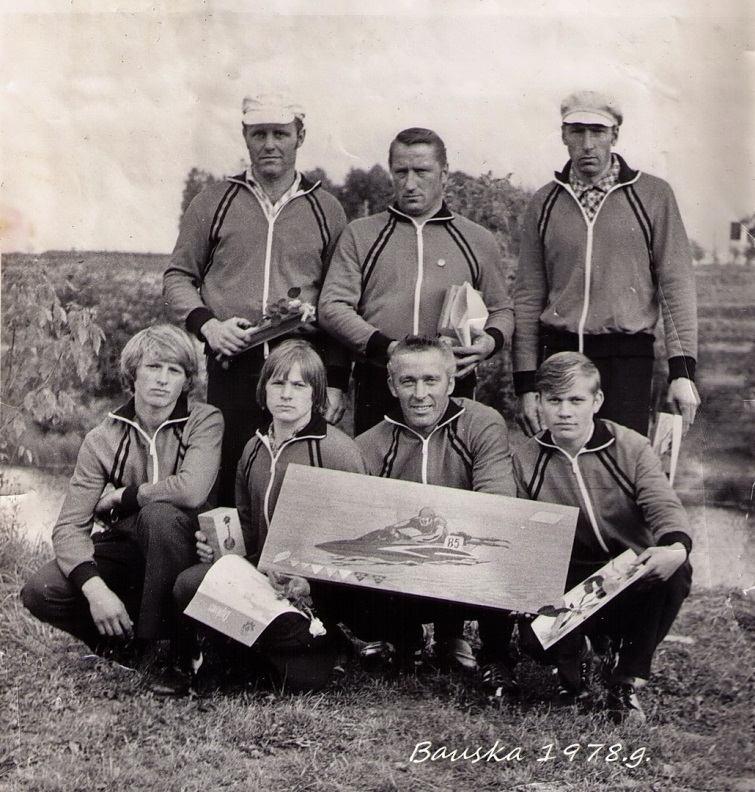 rindā no kreisās: Juris Balabka, Māris Kunkulbergs, Arnis