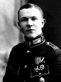 Kārlis Liepiņš (1901-1959). Dzimis Valkā, mācījies pilsētas skolā. 1919.g. 18.III brīvprātīgi iestājies Latvijas armijā, piedalījies kaujās pret lieliniekiem Ziemeļvidzemē.