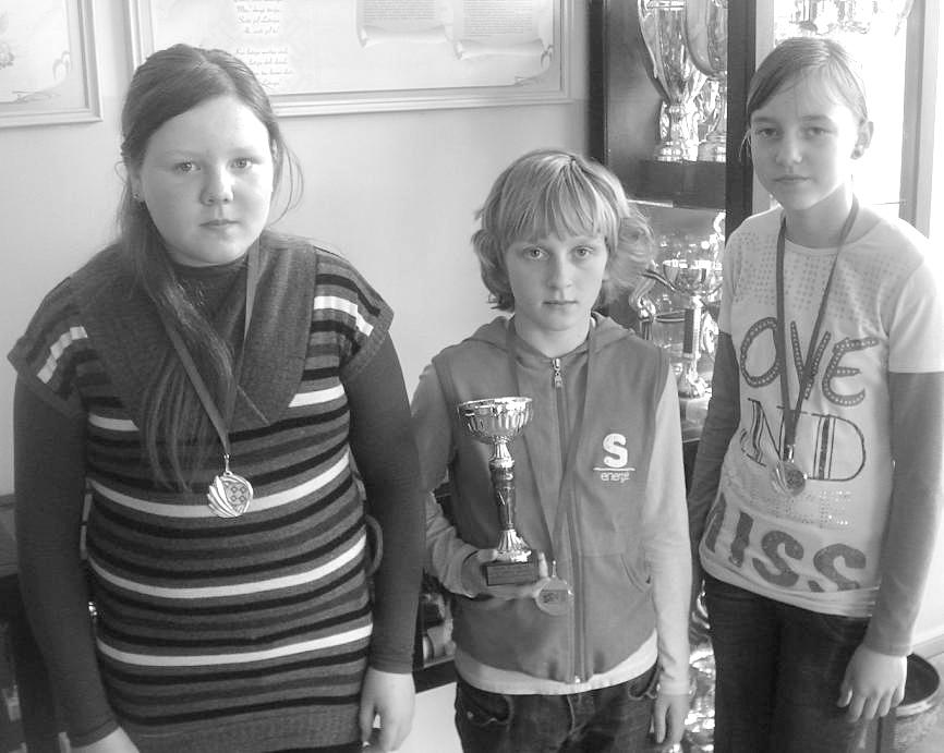 klases skolnieces Anastasija Ðuðarina, Jevìenija Bogdanova, Diâna Kudrjavceva. U16 vecuma grupâ Meþâres pamatskolas komanda izcînîja 2. vietu, tikai nedaudz atpaliekot no uzvarçtâjiem.